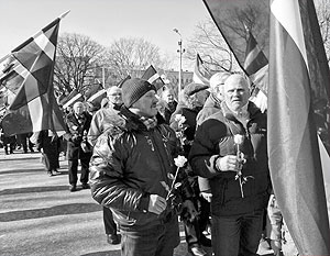 Премьер Латвии пообещала уволить министра за участие в марше ветеранов СС