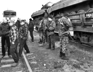 Жители Луганска остановили поезд с военной техникой из Киева