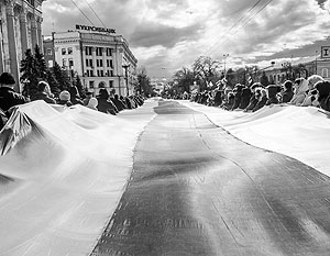 Митингующие в Харькове развернули 100-метровый российский флаг