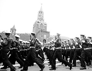 СМИ: Самообороне Крыма предложили поучаствовать в параде 9 мая в Москве