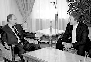 Тони Блэр и Владимир Путин  в Ново-Огарево (фото ИТАР-ТАСС).