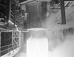 Двигатель РД-180 на испытательном стенде в Космическом центре Маршалла (США)