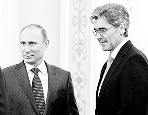 Глава Siemens Джо Кезер (справа) лично уверил президента России Владимира Путина в продолжении успешного сотрудничества