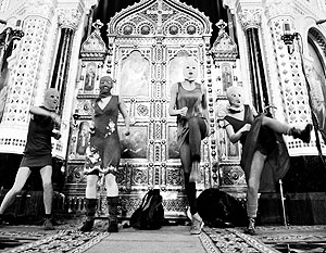 Устроенный Pussy Riot панк-молебен в храме Христа Спасителя оскорбил чувства верующих