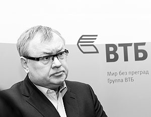 По прогнозу Андрея Костина, ведущие российские банки отныне будут обслуживать в своих терминалах карты друг друга – для подстраховки