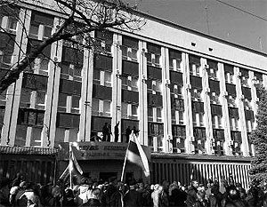 Митингующие захватили здание СБУ в Луганске