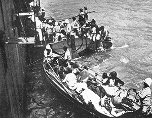 Французский корабль эвакуирует защитников армянского села Мусалер, сражавшихся с турками более 50 дней, 1915 год