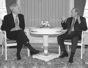 Президент РФ Владимир Путин (на снимке справа) и известный американский общественный деятель Тед Тернер (слева)