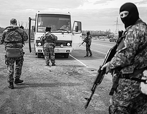 Ополченцы разбираются, почему в автобусе с западными дипломатами оказались украинские военные, секретные карты и боеприпасы
