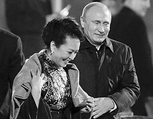 Согласно китайскому этикету жест Владимира Путина был не совсем уместен
