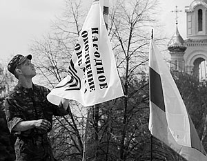 В Донецкой народной республике флаги народного ополчения Донбасса водружают рядом с российскими флагами