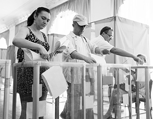 Избиратели голосуют на одном из участков в Киеве