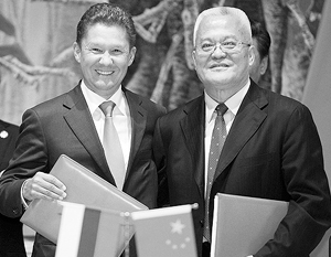 Глава Газпрома Алексей Миллер и глава китайской CNPC Чжоу Цзипин на подписании исторического газового контракта 21 мая 