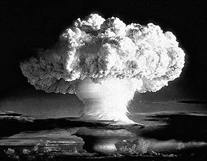 Впервые водородную бомбу в 1952 году испытали США на атолле Эниветок 