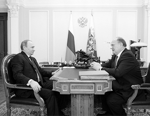 Путин вручил Зюганову подарок в честь 70-летия