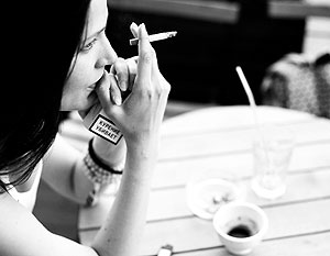 Курить на открытых летних террасах кафе разрешено во многих странах