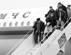 Депортированные из Москвы нелегалы прибывают в аэропорт Тбилиси на самолете МЧС России Ил-62. 11 октября 2006 года 