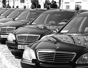 Из любимых чиновниками иномарок в России не собирает машины только Mercedes, который всерьез задумался о локализации производства в Москве 