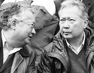 Экс-президента Бакиева (справа) и его брата считают виновными в гибели людей во время переворота 2010 года