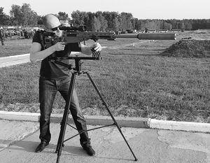 Яценюк опробовал новую снайперскую винтовку Нацгвардии