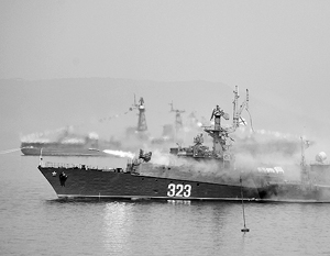 Малый противолодочный корабль МПК-64 «Метель» ТОФ во время военно-морского парада 


