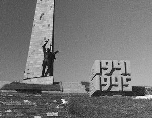 Монумент памяти ВОВ на кургане Саур-Могила в Донбассе разрушился при боях