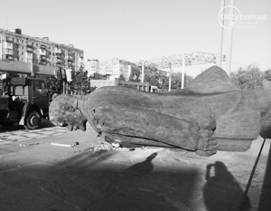 Памятник Ленину снесли в Мариуполе
