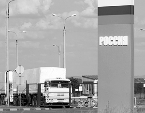 Российские грузовики пересекают границу в обратном направлении, к дому