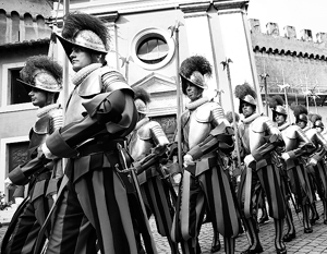 Швейцарская армия у многих ассоциируется с гвардейцами-пикинерами &#8210; выходцами из альпийской страны, которые со времен Cредневековья охраняют римского папу