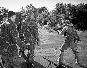 Бойцы народного ополчения тренируются, готовясь наступать на Мариуполь