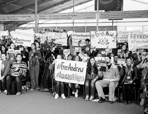 Участники «Селигера» провели акцию в поддержку пропавшего журналиста Стенина