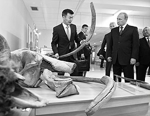 Владимиру Путину показали кости мамонта
