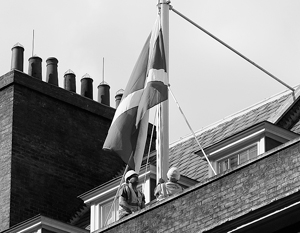Над резиденцией британского премьера был поднят шотландский флаг в знак важности этого региона для Соединенного Королевства