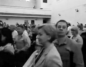 В криках толпы во время визита Порошенко в Мариуполь услышали скандирование: «Россия!» (видео)