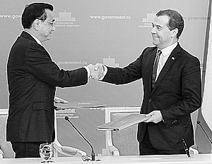 В ходе переговоров премьеров России и Китая Дмитрия Медведева и Ли Кэцяна было заключено более 30 соглашений