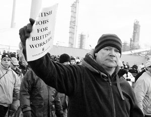 Английские рабочие очистительного завода протестуют против привлечения иностранных рабочих на их предприятии, Линкольншир, январь 2009 года