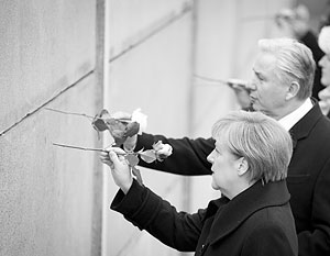 Западные лидеры отмечают 25-летие разрушения Берлинской стены и при этом возводят новые стены на востоке, в том числе между братскими Россией и Украиной