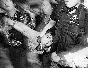 Полиция остановила «революцию» по решению суда. С иском обратились гонконгские транспортники и таксисты, уставшие от затянувшегося «оккупая»

