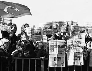Аресты коснулись руководства издания Zaman, одной из самых влиятельных ежедневных газет в Турции. Оппозиция считает это политическими преследованиями