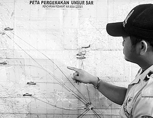 Поисковая операция в районе предполагаемого падения Airbus A320 над Индонезией продолжается