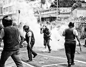 Венесуэльские студенты буквально сражаются с полицией и армией
