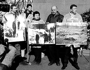 Антифашисты демонстрировали рижанам архивные снимки со сценами массовых казней, проводившихся гитлеровцами в концлагерях в Латвии
