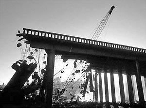 Мост рухнул вместе с КамАЗом