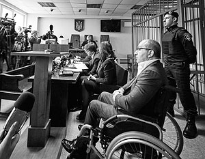 Мэр Кернес перемещается в инвалидной коляске после произошедшего год назад покушения 