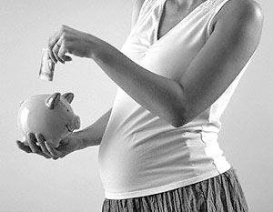 До 2002 года женщины, находящиеся в отпуске по беременности и родам, ежемесячно получали 100% среднего заработка