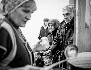 Луганская область. 26 ноября. Местные жители в одной из социальных столовых города Алчевска, где бесплатно кормят обедами
