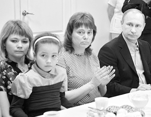 Прибыв в столицу Хакасии город Абакан, президент Владимир Путин встретился с людьми в одном из пунктов временного размещения пострадавших от пожаров 
