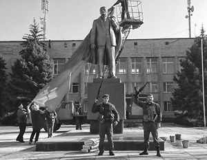 Ополченцы вернули статую Ленина на постамент в Новоазовске не из сочувствия к его идеям, а из принципа – ради справедливости