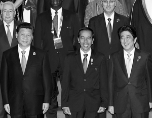 Лидеры Китая и Японии стали главными спикерами саммита и на совместной фотографии стояли рядом с президентом Индонезии – принимающей стороны