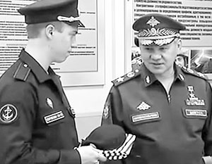 Павел Сидоров (слева) стал трехсоттысячным контрактником Российской армии